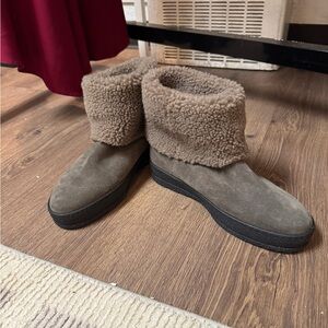 M. Gemi • Furry Winter Boots • 38